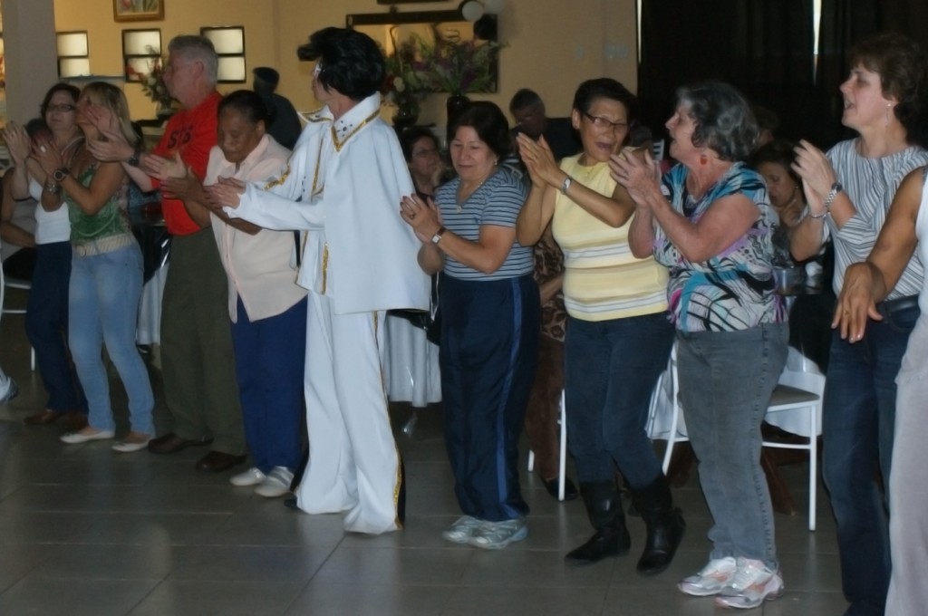 Grupo da melhor idade em evento no Estancia