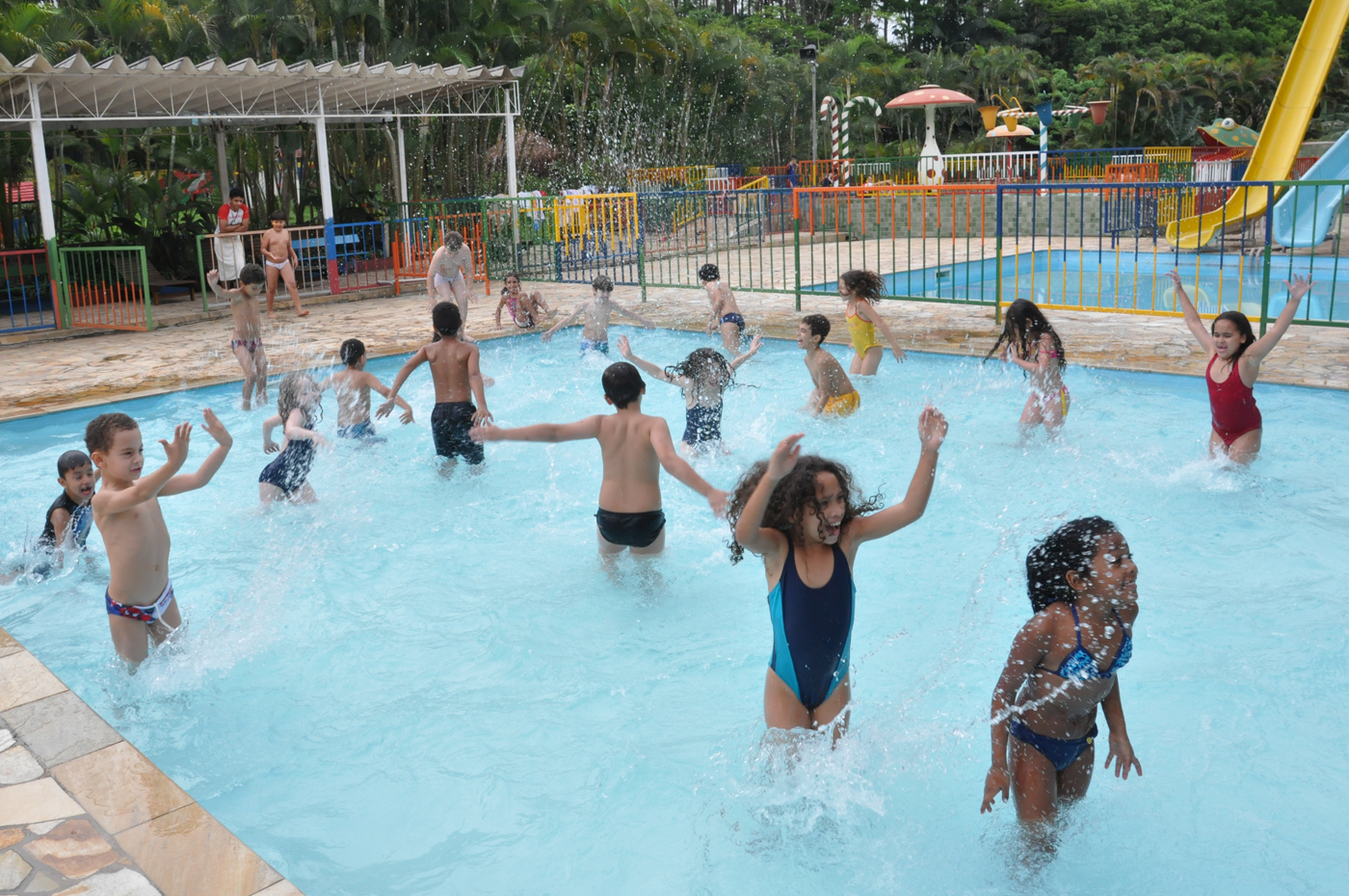 Grupo em area aquatica do clube